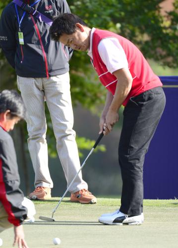 ロイヤル杯ゴルフの開幕を前に、調整する藤田寛之（右）