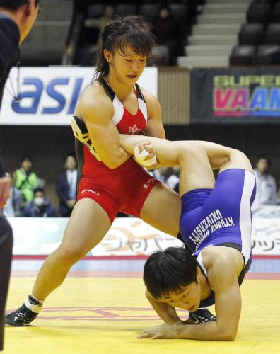 女子48キロ級決勝　入江ゆき（右）を破り、２連覇を達成した登坂絵莉