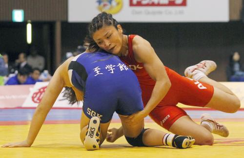 女子59キロ級決勝　坂上嘉津季（左）を破り優勝した伊調馨