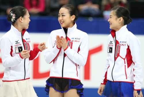 ソチ五輪代表に選ばれ、笑顔の（左から）鈴木、浅田、村上