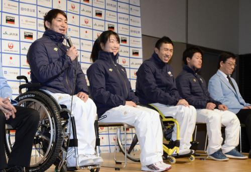 ソチ冬季パラリンピックの代表に選ばれ、記者会見する（左から）森井大輝、太田渉子、久保恒造、三沢拓の各選手