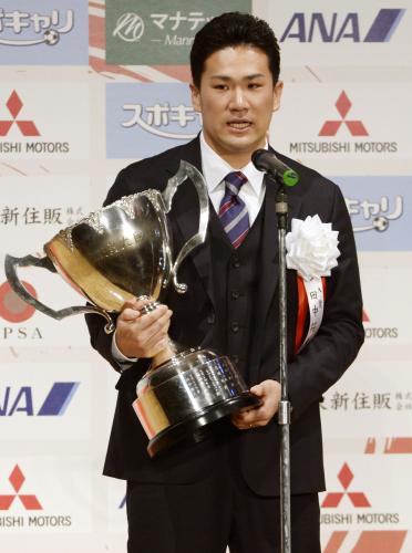 日本プロスポーツ大賞に選ばれ、あいさつする楽天の田中将大投手