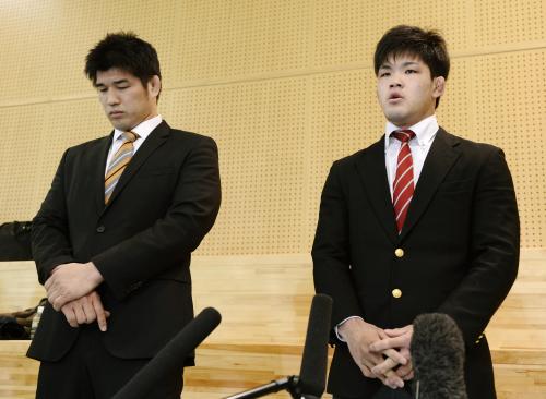 柔道日本男子の強化合宿に合流し、記者会見する大野将平。左は井上康生監督