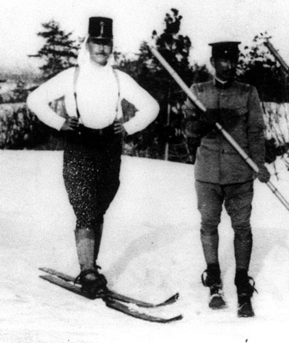 スキーを日本に伝えたというレルヒ少佐（左）
