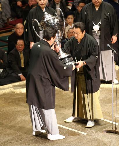九州場所の賜杯を日馬富士の代理で返還する伊勢ケ浜親方（左）。右は理事長代行の九重事業部長
