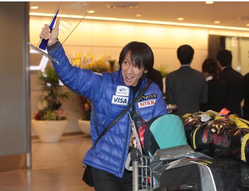 ２戦連続で表彰台に登った葛西は成田空港に到着すると得意気にクリスタルをかかげる