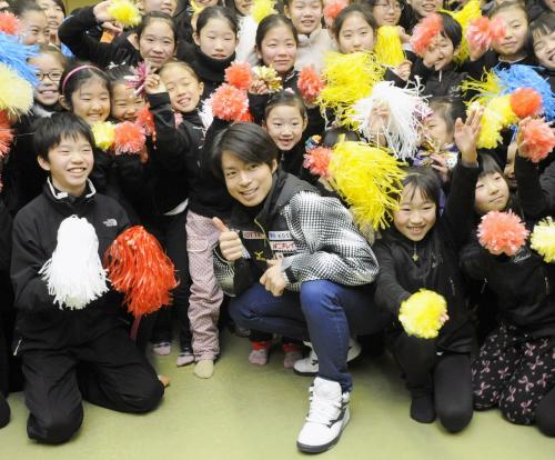 壮行会で子どもたちと記念写真に納まる、ソチ冬季五輪フィギュアスケート男子代表の町田樹