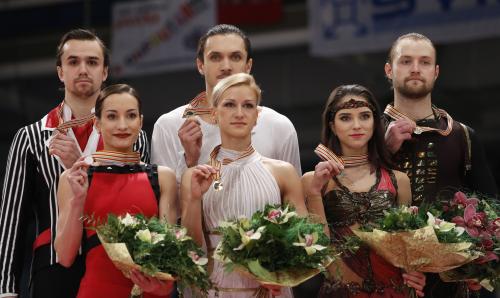 欧州選手権ペアで優勝したタチアナ・ボロソジャー、マキシム・トランコフ組（中）、２位のクセニヤ・ストルボワ、ヒョードル・クリモフ組、３位のベラ・バザロワ、ユーリ・ラリオノフ組