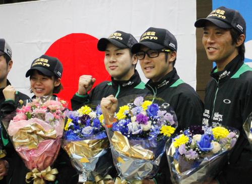 日本電産サンキョーの壮行会で笑顔を見せる（右から）長島圭一郎、加藤条治、上條有司、高木菜那