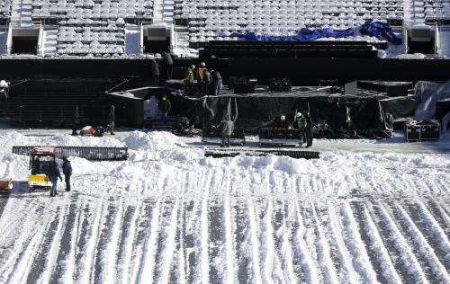 スーパーボウルの会場メットライフ・スタジアムでは除雪作業が行われる