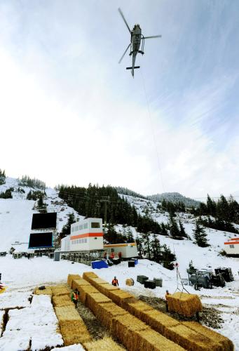 ２０１０年のバンクーバー冬季五輪の会場で、雪不足を補うためコースの土台用にヘリコプターで運ばれるわらの塊