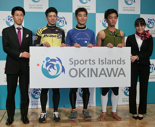沖縄スポーツツーリズムセミナーでトークショーを行った普久原選手(左から２人目）、小島コーチ、曽和選手