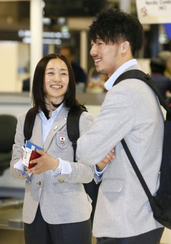 出発前に笑顔を見せるモーグルの上村愛子（左）と遠藤尚＝31日午前、成田空港