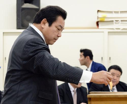 日本相撲協会の理事候補選で、投票する九重親方