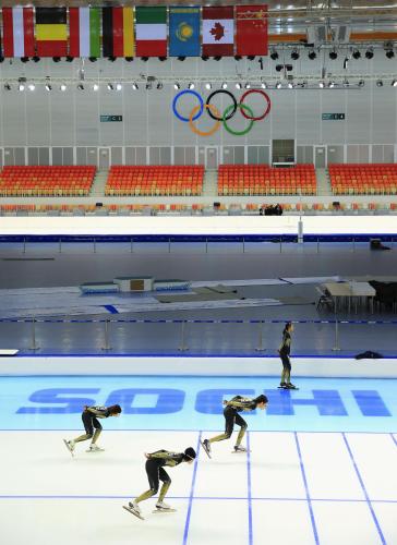 ソチ冬季五輪スピードスケート会場のアドレル・アリーナで初練習する日本代表の選手たち