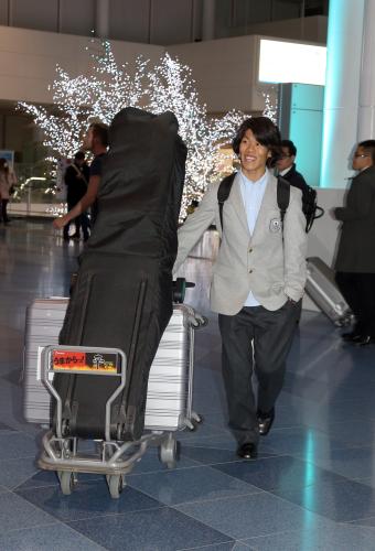 スノボード代表の角野は笑顔で羽田空港から出発