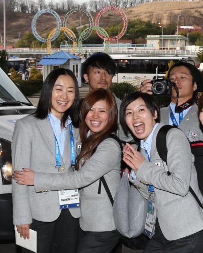 五輪のマークを背に笑顔の（前列左から）上村、村田、伊藤（後列左から）遠藤、西
