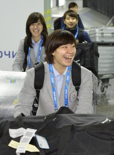 笑顔でソチ空港に到着したアイスホッケー女子日本代表の大沢ちほ（手前）ら