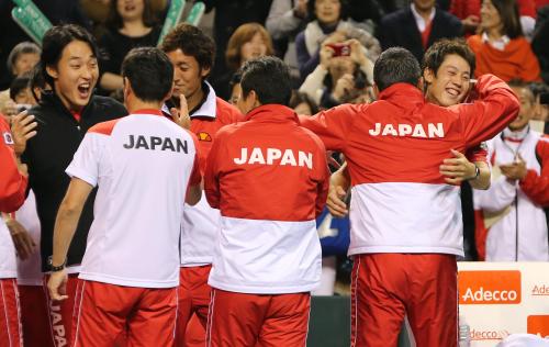 ＜デ杯ＷＧ１回戦　日本・カナダ＞勝利を喜び植田監督と抱き合う錦織（右端）ら日本チーム