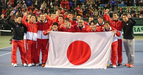 日の丸と笑顔を見せる（前列左から）杉田、錦織、植田監督、添田、内山ら日本チーム