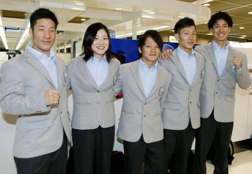 ソチへの出発前にポーズをとるスノーボードＨＰの五輪代表（左から）青野、岡田、平野、平岡、子出藤
