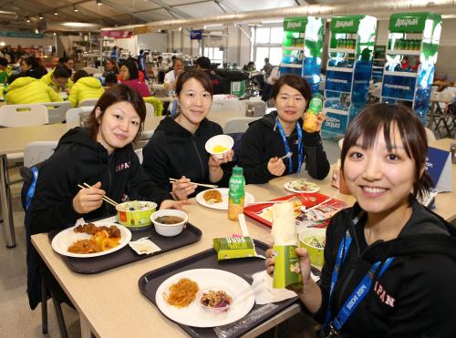 選手村の食堂で食事を楽しむ（左から）スマイルジャパンの久保、近藤、中村、足立