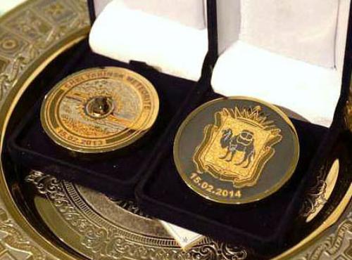 ３日、ロシア南部チェリャビンスク州の博物館で公開された隕石メダル（ＭＡＯＫ社提供）