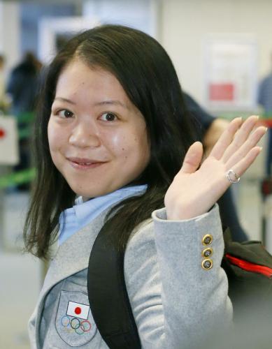 成田空港で乗り継ぎ、ソチへ出発するフィギュアスケート女子の鈴木明子