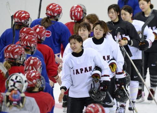 強化試合を終え、ロシアとあいさつを交わす大沢（右列先頭）らアイスホッケー女子日本代表