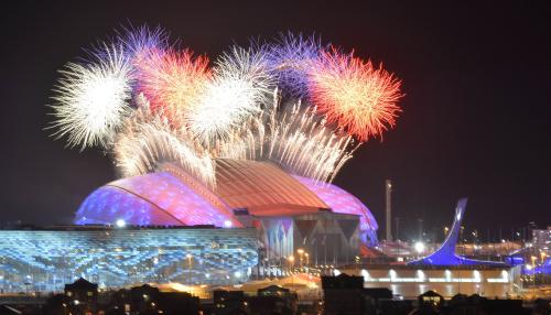 ソチ冬季五輪が開幕し、開会式会場のフィシュト五輪スタジアムから打ち上がる花火