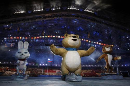 ソチ五輪開会式に登場した巨大マスコットの野ウサギ、ホッキョクグマ、ユキヒョウ
