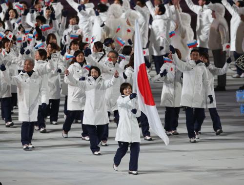 ソチ五輪開会式で旗手の小笠原を先頭に行進する日本選手団