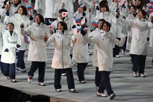 ソチ五輪開会式で行進する葛西（前列右）ら日本選手団