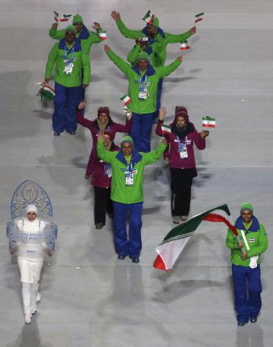ソチ五輪開会式　イラン選手団と先導の女性（左）