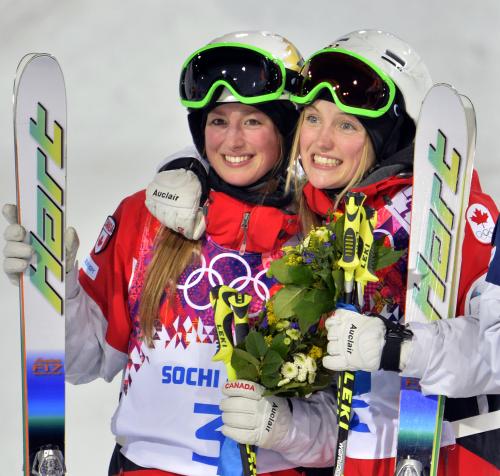 女子モーグルで優勝し、２位の姉クロエ（左）と喜ぶジュスティーヌ・デュフールラポワント