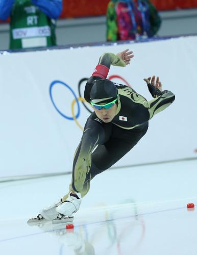 ソチ冬季五輪のスピードスケート男子５００メートル１回目で滑走する長島圭一郎