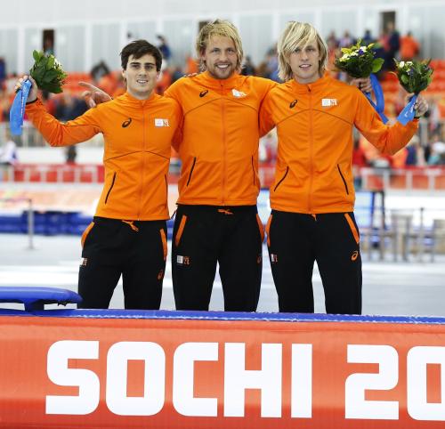 男子５００メートルで表彰台を独占したオランダ勢。左から、２位のヤン・スメーケンス、優勝したミヘル・ムルダー、３位のロナルド・ムルダー