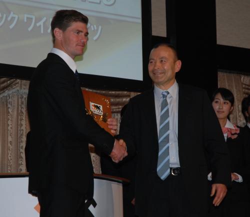 年間ＭＶＰを受賞し、日本代表ジョーンズＨＣ（右）から表彰されるパナソニックのバーンズ