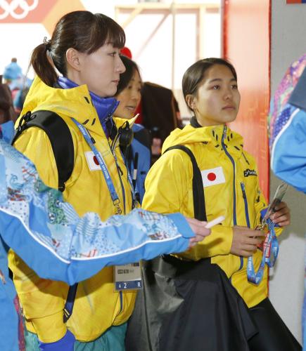 女子ジャンプで４位に終わり、山田コーチ（左）と引き揚げる高梨