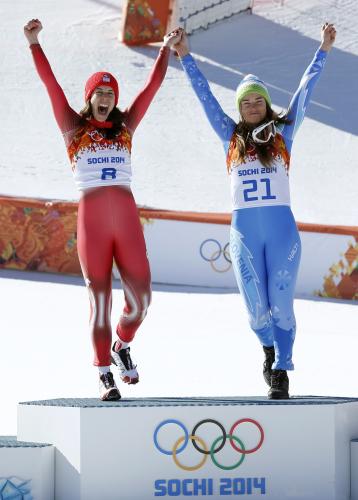 女子滑降で１分41秒57の同タイム優勝となり、　手をつないでガッツポーズするギザン（左）とマゼ