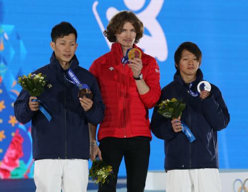表彰式でポドラドチコフ（中）とともにメダルをみせる平野（右）と平岡