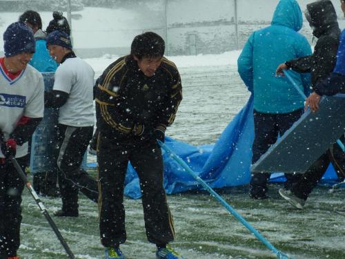 大雪の中での練習後、とんぼでグラウンドの雪かきを行う帝京大の中村亮土主将（中央）