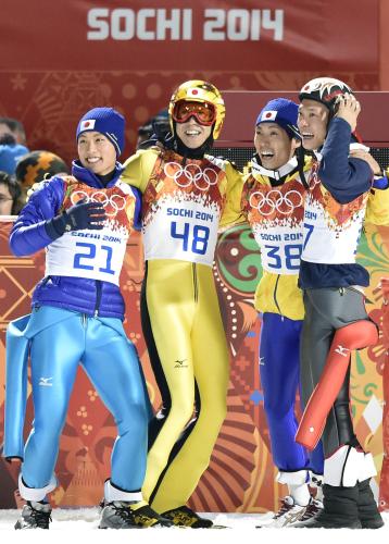 男子ラージヒル決勝　２回目の飛躍を終え、日本選手とともに笑顔を見せる葛西紀明（左から２人目）