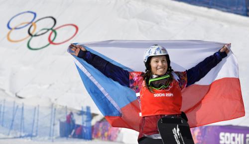 女子スノーボードクロスで優勝し、国旗を広げるチェコのエバ・サムコバ