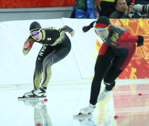 スピードスケート女子１５００メートルで日本人最上位だった押切（左）