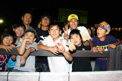 サマージャンプ大会に招待した福島県飯舘村の小学生らと交流する葛西（提供写真）
