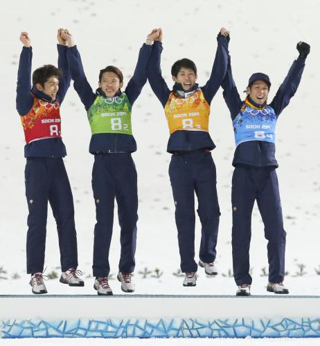 ジャンプ団体で銅メダルを獲得し、表彰台で跳び上がって喜ぶ（左から）清水礼留飛、竹内択、伊東大貴、葛西紀明