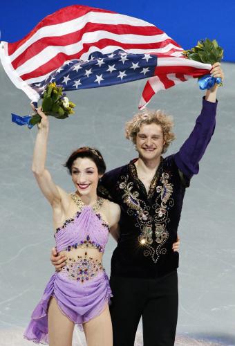 アイスダンスで金メダルを獲得し、米国旗を手に笑顔のデービス（左）、ホワイト組