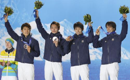 ソチ冬季五輪のジャンプ団体の表彰式で、銅メダルを手に笑顔の（左から）清水礼留飛、竹内択、伊東大貴、葛西紀明