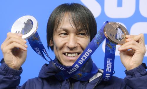 ジャンプ個人の銀メダル（左）と、ジャンプ団体の銅メダルを手に笑顔の葛西紀明